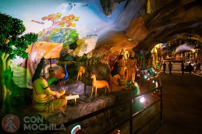Fiuguras en el interior de la cueva