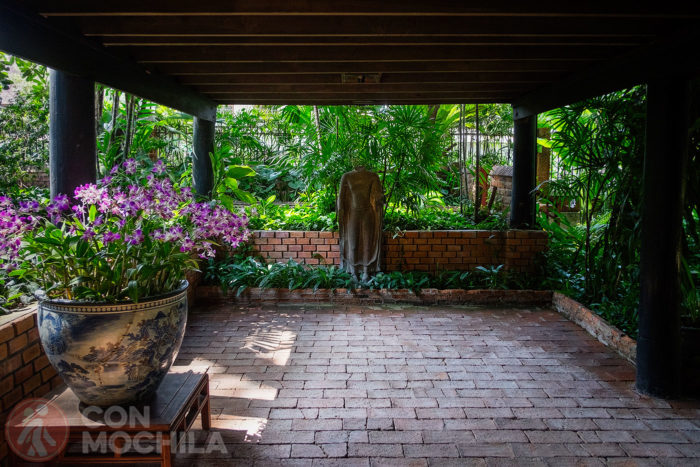 Estatua y artesanía en la casa