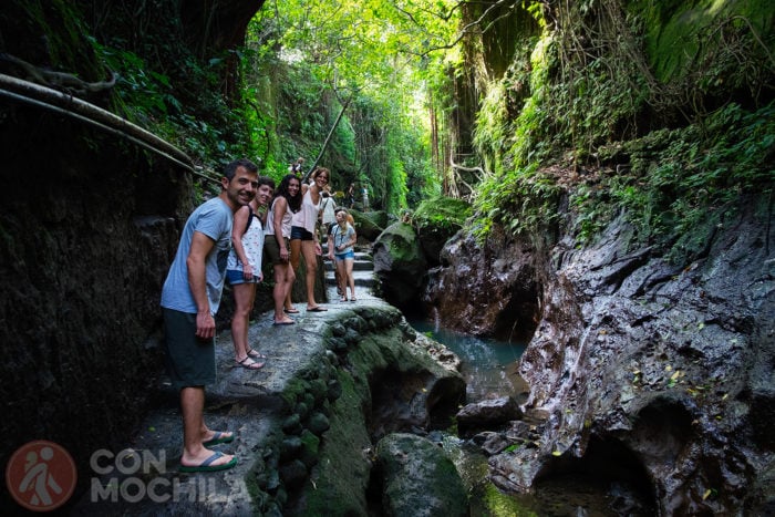 Cuatro guiris siguiendo el curso del río