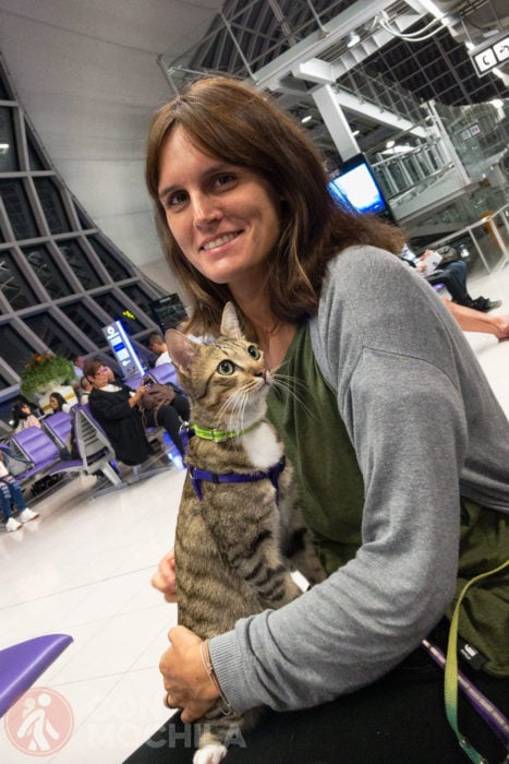 Con Songkran en el aeropuerto de Bangkok