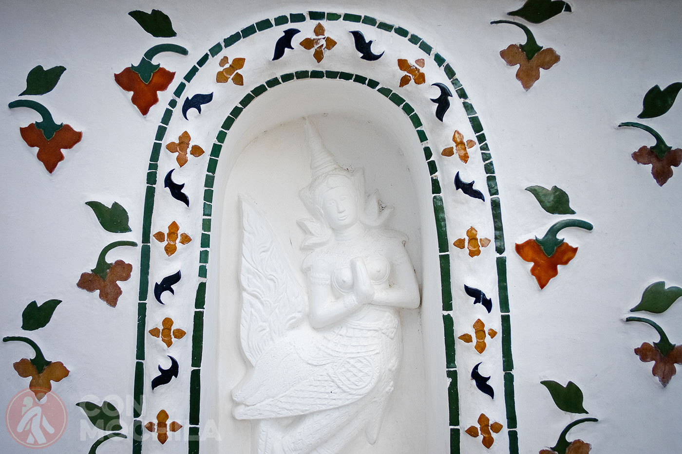 Another detail of the ornamentation of the central prang
