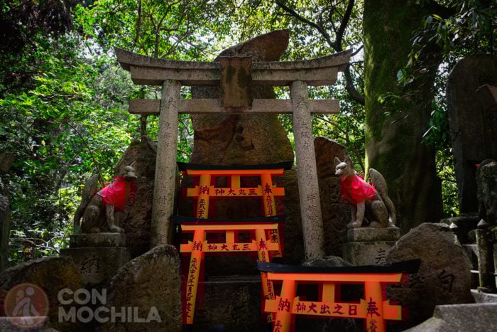 Dos kitsune en un pequeño altar