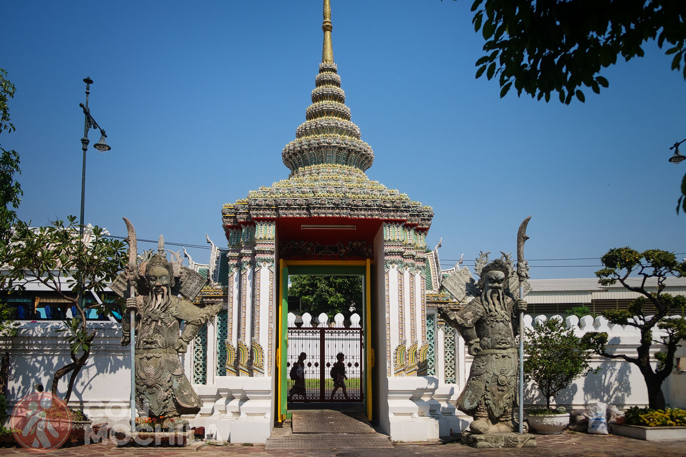 Enormes estatuas a la entrada del Wat Pho