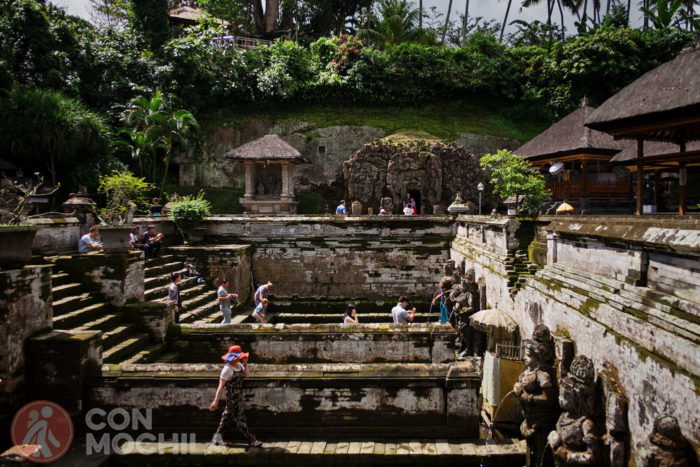 La piscina de nuevo con la Cueva del Elefante o Goa Gajah al fondo
