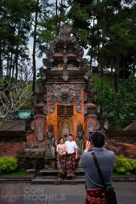 Una puerta de estilo balinés del templo Tirta Empul