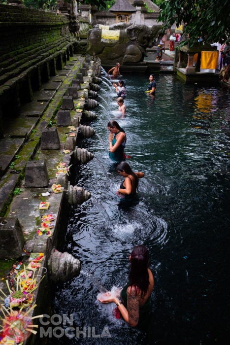 Turistas haciendo el ritual también