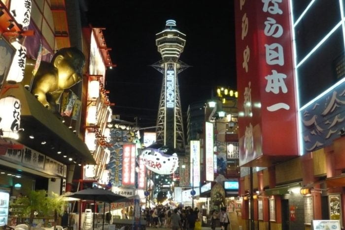 La torre Tsutenkaku en el barrio de Shinsekai (Osaka)