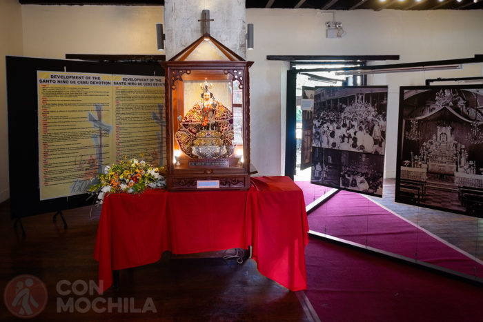 Sala con el santo niño