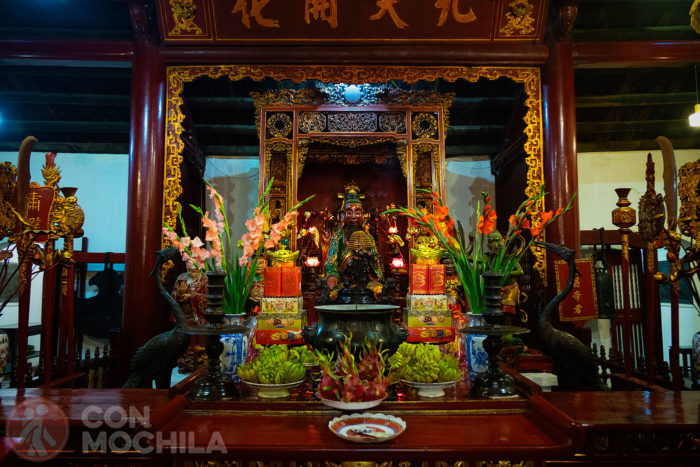Interior del templo Ngoc Son