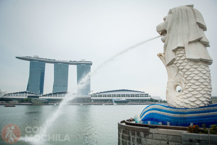 El Merlion con el hotel Marina Bay Sands al fondo