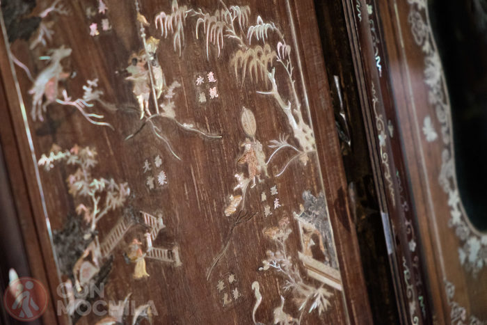 Detalle de una de las puertas de madera con incrustaciones