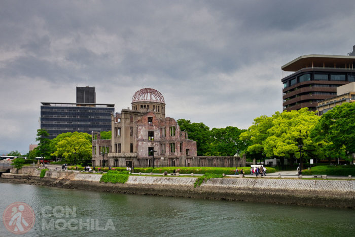 El edificio al lado del río Ota