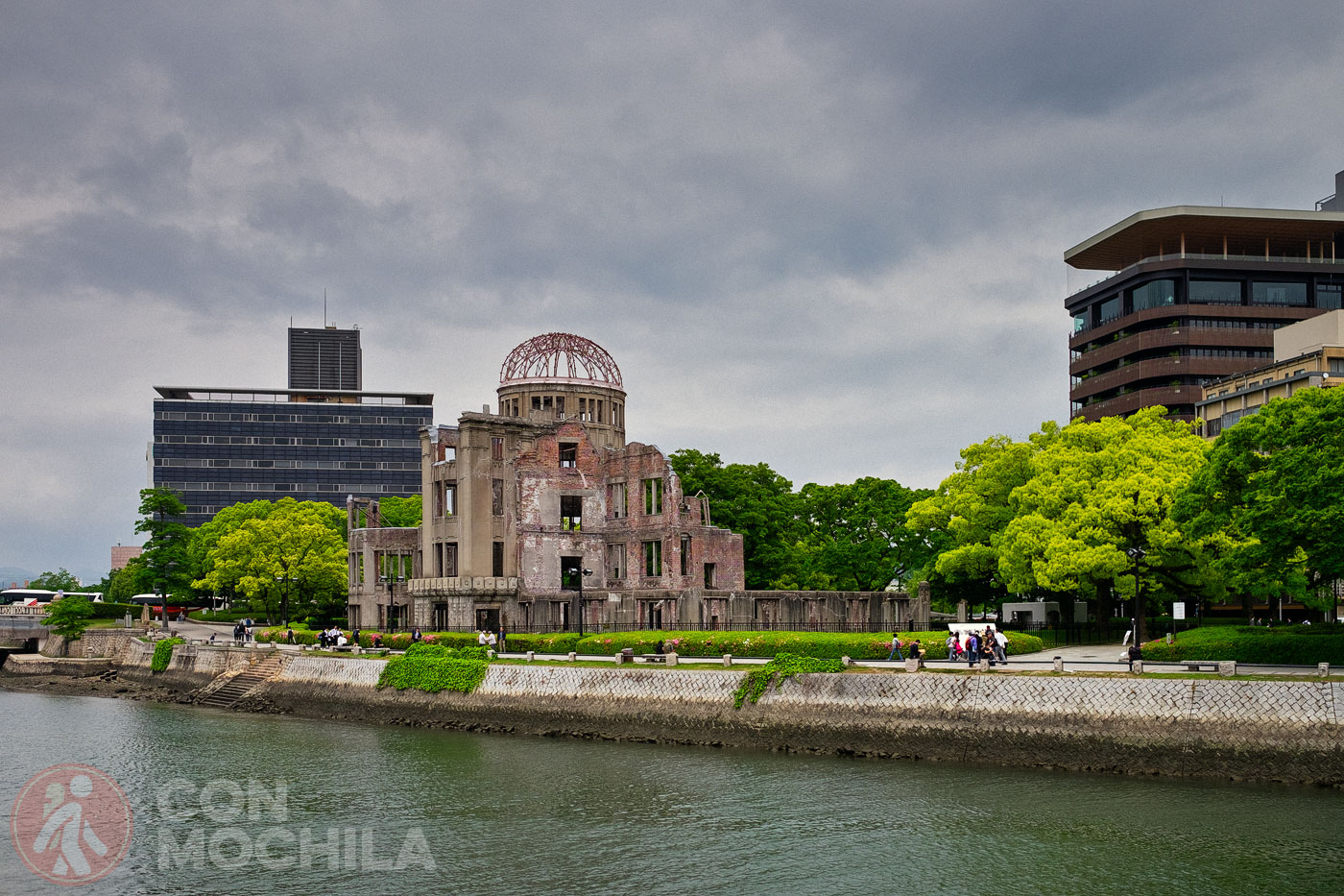 El edificio al lado del río Ota