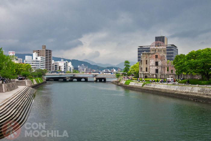 Vista del A-Bomb Dome desde otro de los puentes
