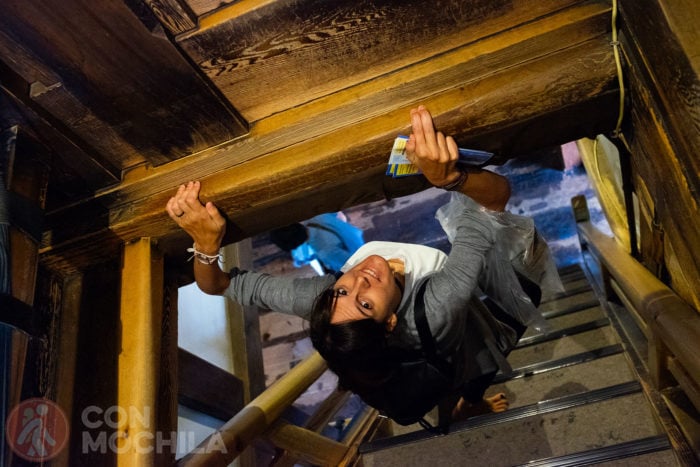 Haciendo maniobras para bajar esta escalera