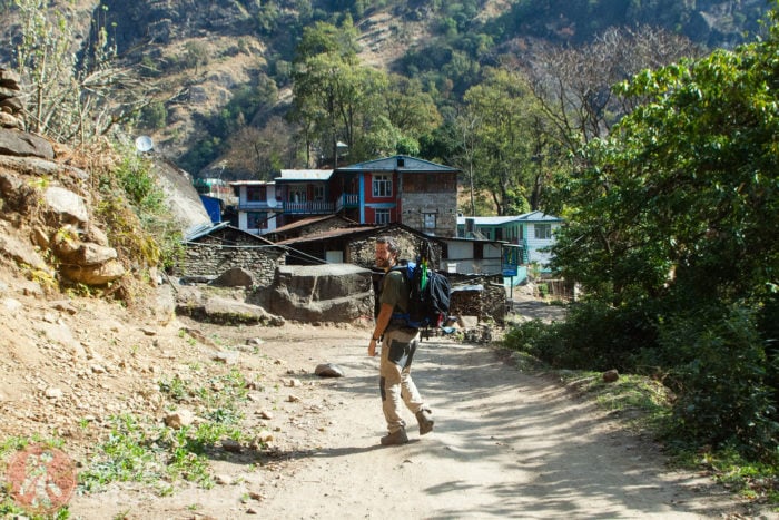 Toni bien equipado para hacer trekking