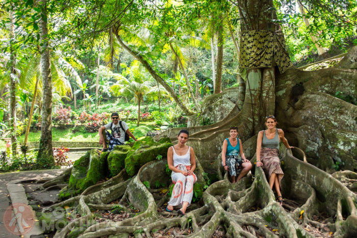 Josele, Nuria y Amparito en Ubud, presumiendo de pareo