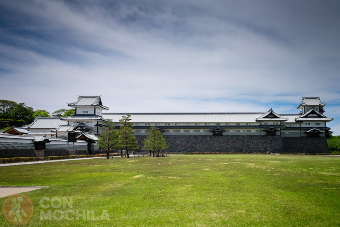 Castillo Kanazawa, con el Gojukken Nagaya al centro
