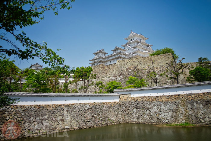 Vista del castillo de Himeji con un foso de agua