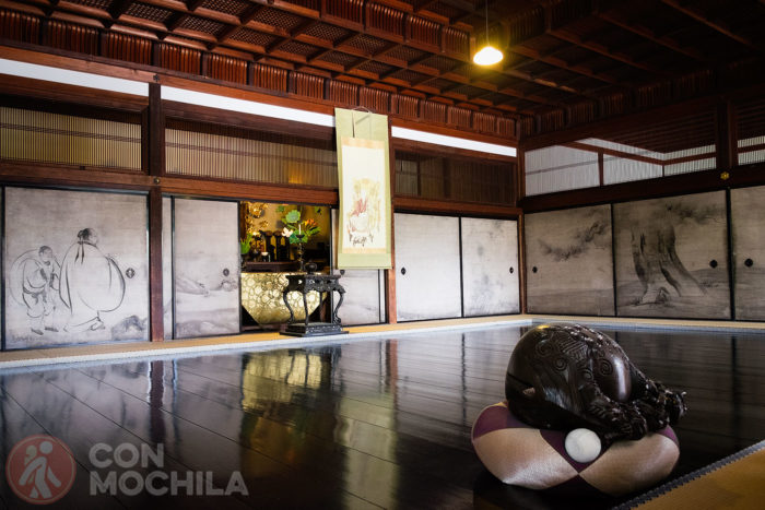 Sala principal con pinturas