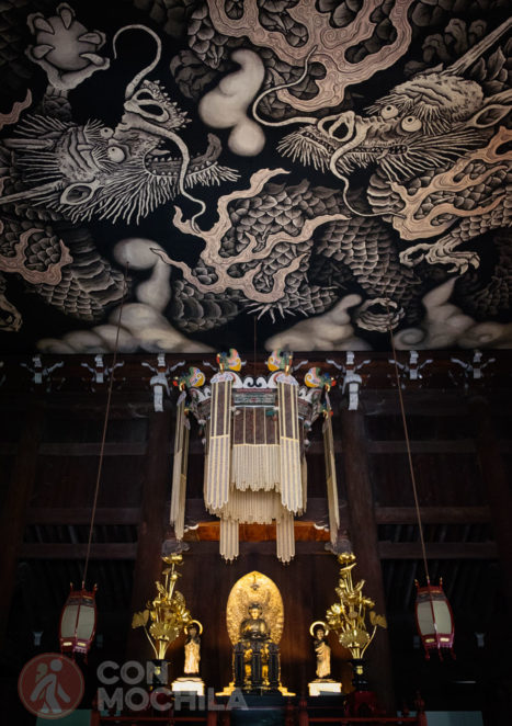 El altar con los dos dragones del techo