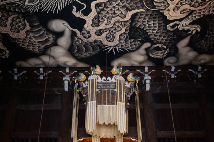 El altar con los dos dragones del techo