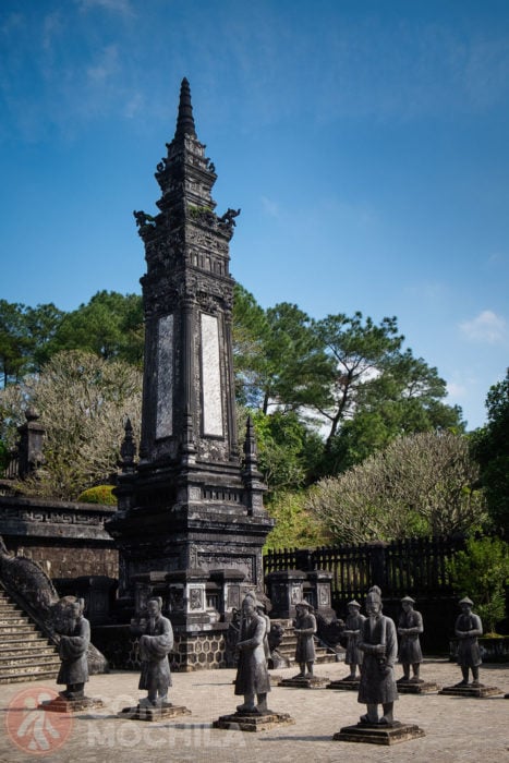 Una de las torres con la punta en forma de estupa