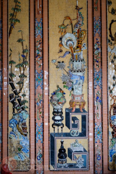 La colorida cerámica de las paredes