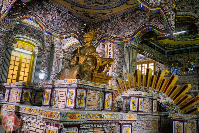 La tumba Khai Dinh, con el sol detrás