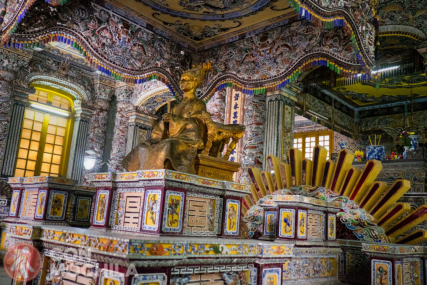 La tumba Khai Dinh, con el sol detrás