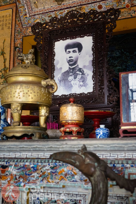 La mesa de ofrendas con la foto de Khai Dinh
