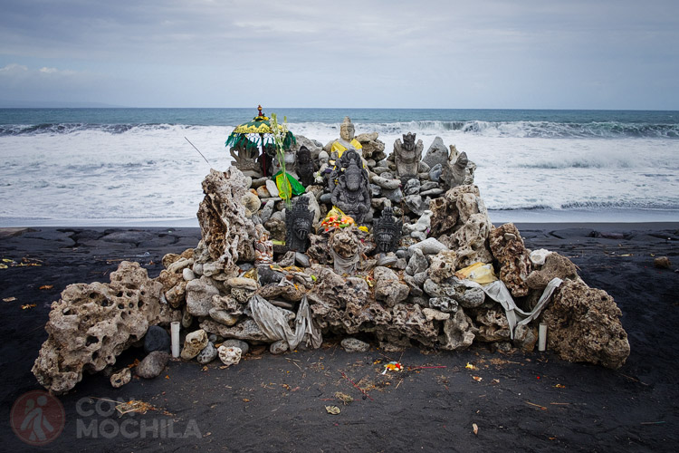 La playa de arena negra de Purnama