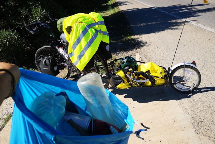 Con el remolque recogiendo basura