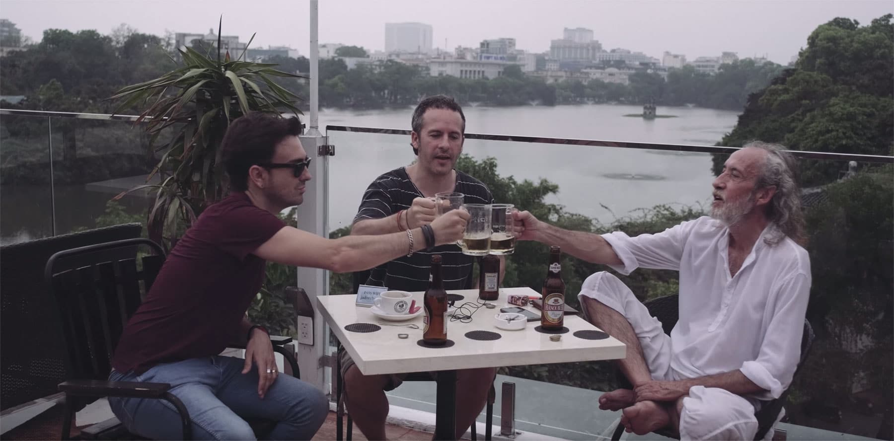 La crónica cósmica. Tres hijos del Mediterráneo tomando cervezas junto al mar de la China