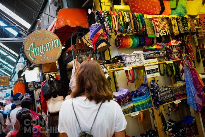 En esta tienda hay telas con estampados de elefantes