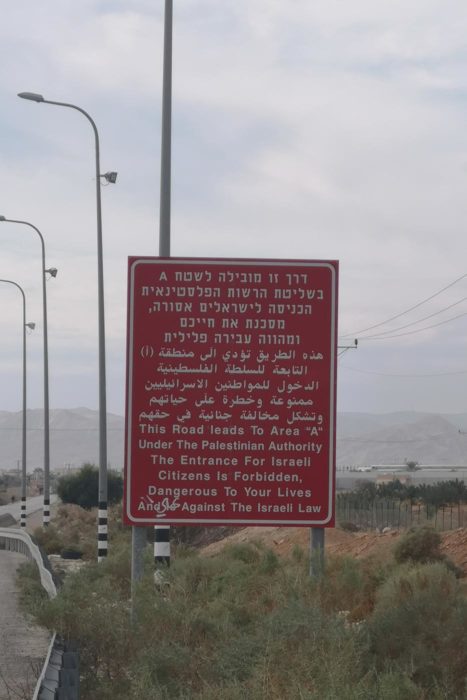 Señal que anuncia la entrada a población Palestina advirtiendo y prohibiendo la entrada a israelíes. 