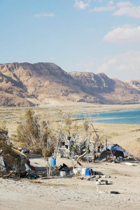 Increíble imagen del mar muerto y chavolas de sus habitantes. 
