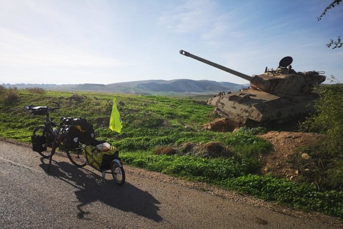 Restos bélicos en un lado de la carretera de combates anteriores. 
