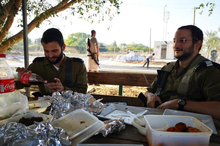 Seguridad militar en el asentamiento donde también me invitan a comer con ellos. 