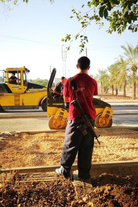 Obras para la expansión de un asentamiento Israelí en territorio palestino. Máquinas y armas. 