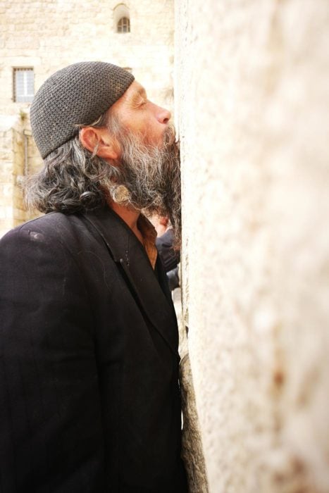 Judío rezando en el muro de las lamentaciones en Jerusalen 