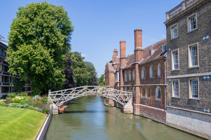 Queen's College y el Mathematical bridge