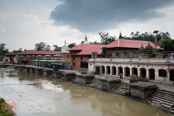 El templo al lado del río Bagmati