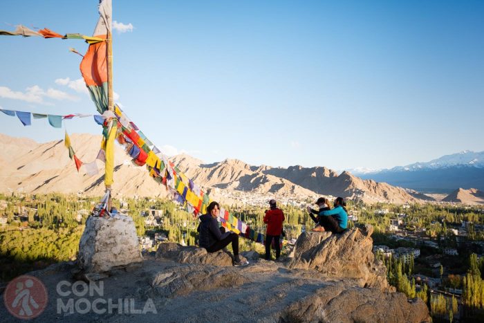Subiendo a la Shanti Stupa