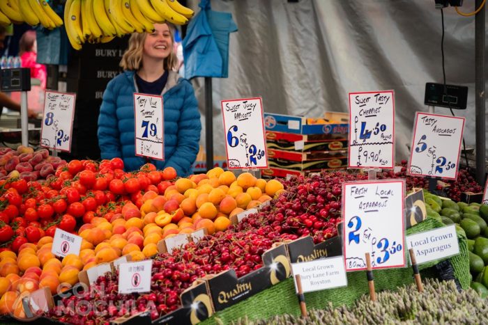 Un puesto de fruta en el mercado de Cambridge