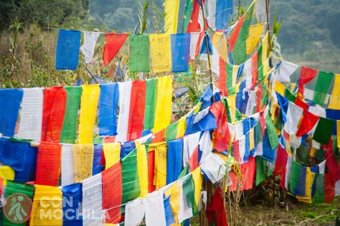 Las típicas banderas budistas de colores