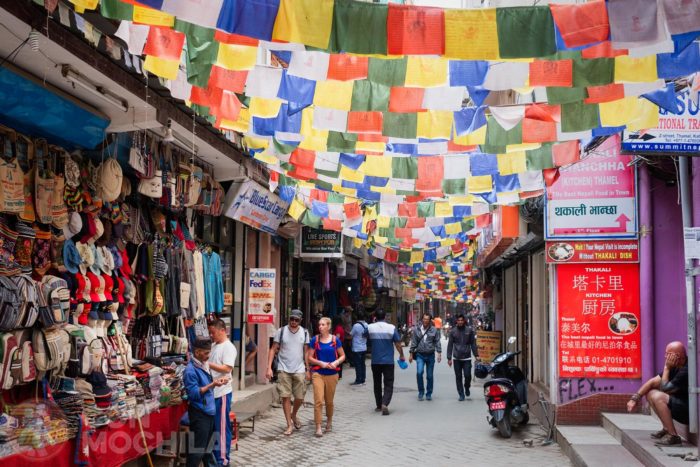 Calle de Thamel repleta de banderas budistas de colores