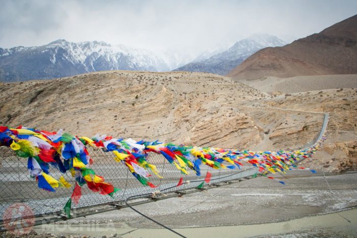Banderas de plegarias en un puente en Nepal