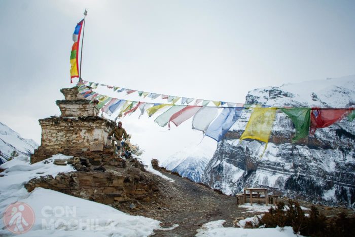 Banderas sobre una gompa camino de Manang