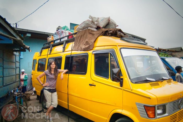 Furgo-bus en Moramanga (Madagascar)